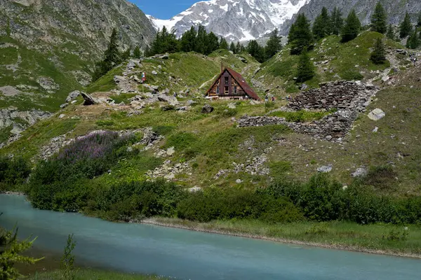 İtalyan Alplerindeki Cabane du Combal dağ kulübesi..