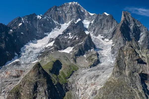 Mont Blanc zirvesi ve solda iki buzul - Brouillard clacier ve sağda - Freney buzulu. İtalyan Alplerindeki Aosta Vadisi 'nden görüntü. 