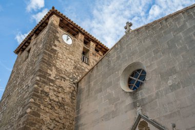 İspanya 'nın Mallorca adasındaki Estellencs kasabasındaki Sant Joan d' Estellencs Kilisesi.. 