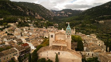 Valldemossa 'daki charterhouse ve arka plandaki dağlar. 