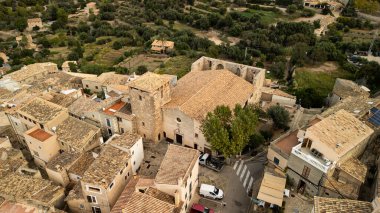Estellencs, Mallorca, İspanya şehir merkezindeki kilise..
