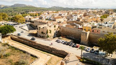 İspanya 'nın Mallorca şehrinin ortaçağ şehir duvarları. Hava fotoğrafçılığı.