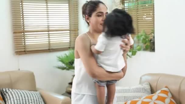 Stock Videa Mladé Indické Matky Spinning Baby Boy — Stock video