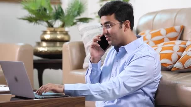 Video Clip Indian Man Talking Phone Working His Laptop — Vídeo de Stock