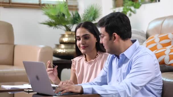 Video Clip Young Indian Couple Shopping Online — Stock videók