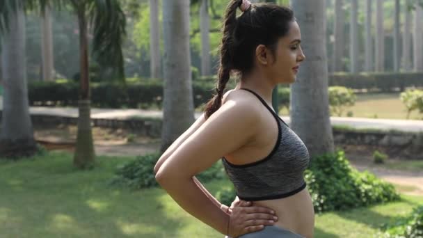 Close Video Clip Young Indian Woman Practising Ardha Chakrasana Pose — Vídeo de Stock