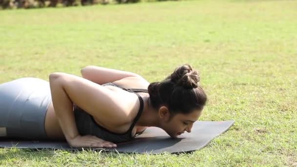 Stockvideo Flexibel Ung Kvinna Som Tränar Bhujangasana Yoga Park — Stockvideo