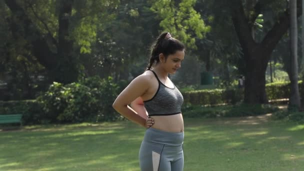 Video Clip Young Indian Woman Practising Ardha Chakrasana Pose — Video