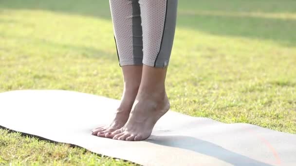 Close Video Woman Leg Performing Tadasana Mountain Pose While Exercising — Vídeo de stock