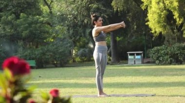 Formda bir kadının iribaş ya da dağ pozu verdiği bir video..