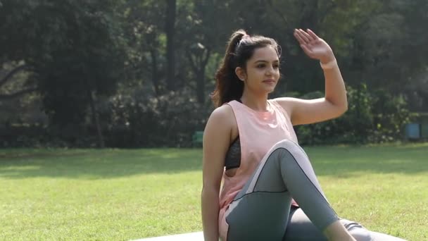 Відео Молода Індійська Жінка Розтягується Парку — стокове відео