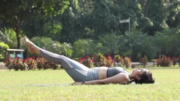 Відео Молодої Підходящої Індійської Жінки Виконує Вправи Йоги Uttanpadasana Парку — стокове відео