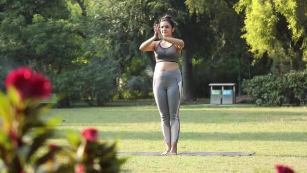 Відео Спортивної Підходящої Жінки Виконує Тадасану Або Гірську Позу — стокове відео