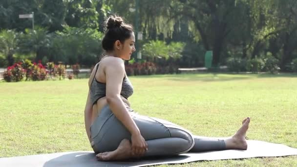 Video Indian Woman Performing Vajrasana Pose — Stockvideo