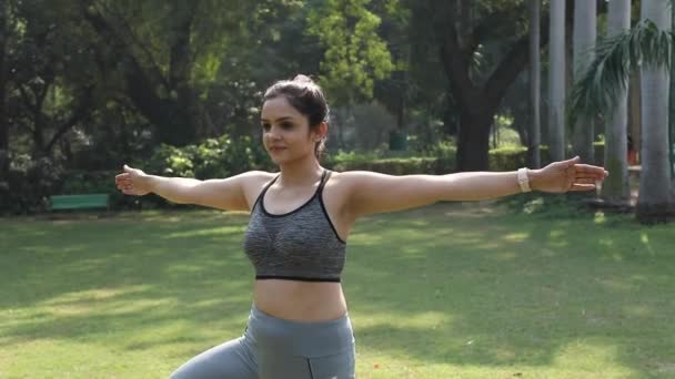Видеоклип Индийской Женщины Практикующей Йогу Позе Дерева — стоковое видео