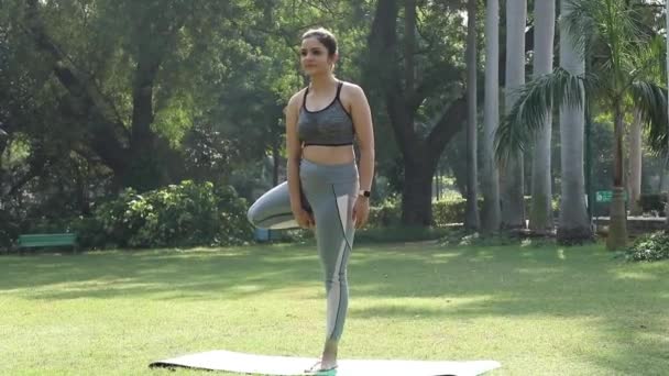 Videofilmer Indisk Kvinna Som Utövar Yoga Trädposen — Stockvideo