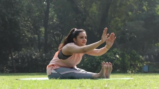 Video Klip Mladé Ženy Provádí Cvičení Zatímco Sedí Svírá Prsty — Stock video