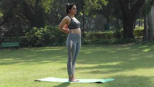 Ardha Chkrasanaポーズを練習している若いインド人女性のビデオ — ストック動画