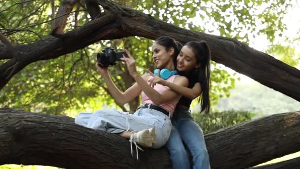 Video Asian Female Friends Filming Scenery Park — Video