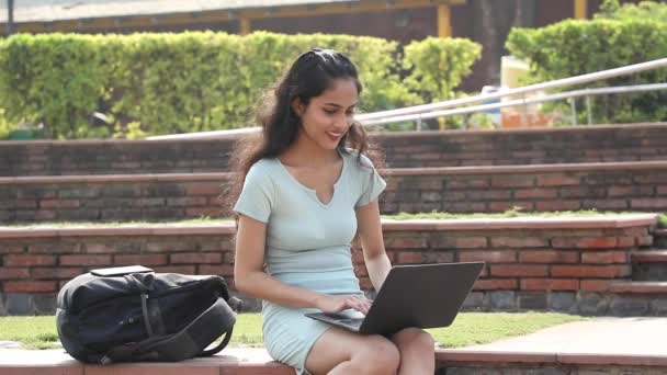 Відео Індійської Дівчини Підлітка Яка Сидить Кампусі Коледжу Друкує Ноутбуку — стокове відео
