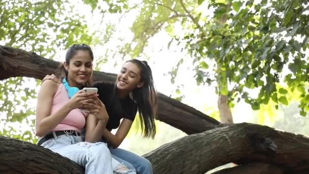 Video Indian Female Friends Smiling While Scrolling Phone — Vídeo de stock