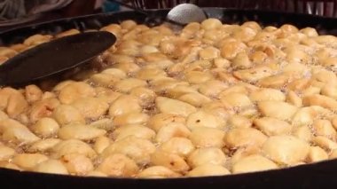 Video clip of deep frying Kachori on the street of New Delhi.