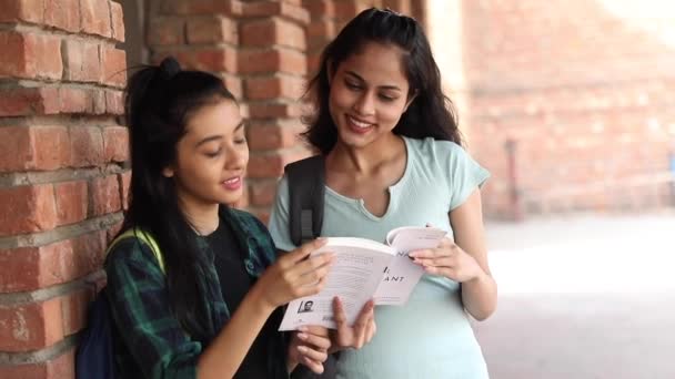 Video College Friends Reading Book Together University Campus — Vídeos de Stock