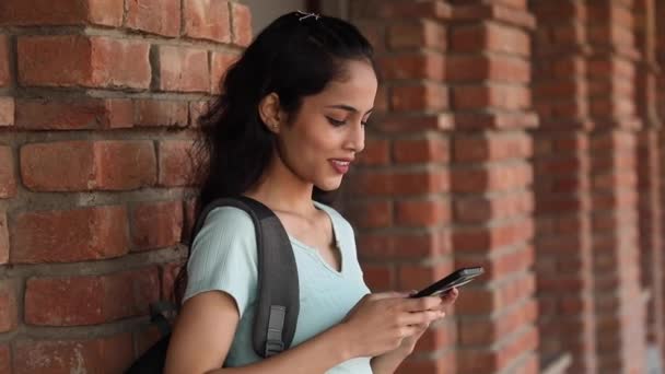 Stock Video Indian Teen Girl College Campus Typing Her Phone — Vídeos de Stock