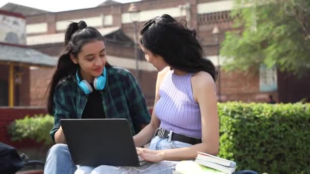 Video Two Happy Indian College Girls Sitting College Campus Talking — Stok Video