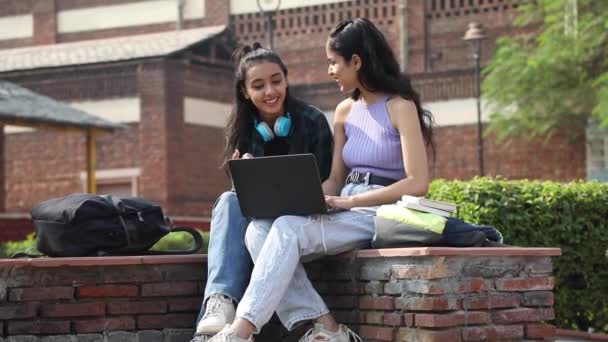 Video Two Young College Students Studying College Campus — Video Stock