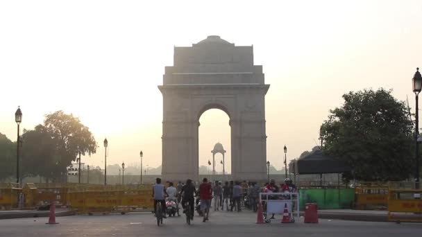 Видео Людей Гуляющих Индии Gate Нью Дели Утром — стоковое видео