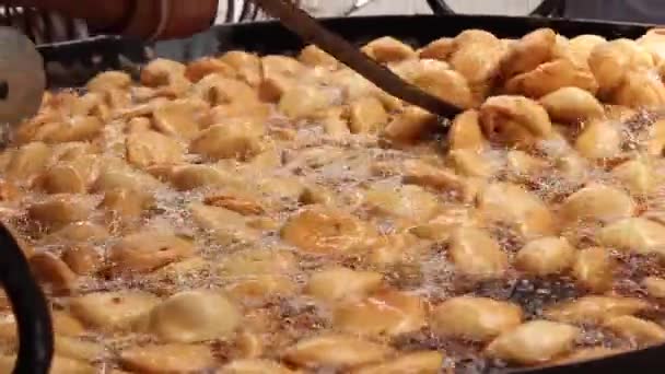 インドの有名な揚げ菓子のカチョリのストックビデオ 深い揚げ調理されて — ストック動画