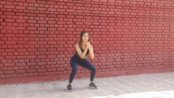 Video Beautiful Girl Gym Outfit Doing Squat Knees Chest Aerobic — Stockvideo