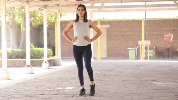 Vidéo Slim Indian Girl Gardant Ses Deux Mains Taille Effectuant — Video