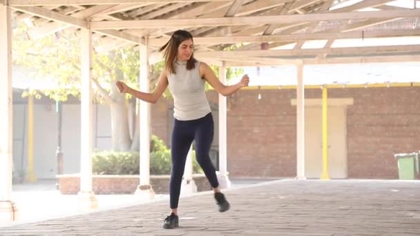 Vidéo Fit Girl Faisant Exercice Mouche Poitrine — Video