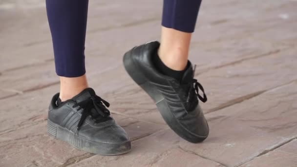 Video Dívky Nohy Provádějící Otočení Kotníku Obou Nohou Směru Hodinových — Stock video