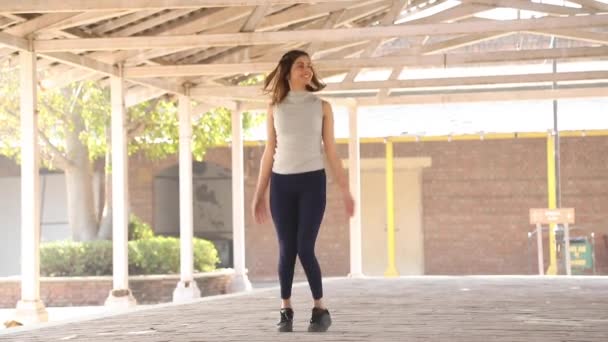 Film Slim Dziewczyna Robi Jumping Jack Ćwiczenia Dla Szybkiego Ćwiczenia — Wideo stockowe