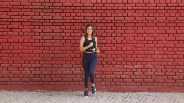 Videomateriaal Van Indiase Vrouw Uitvoeren Van Maart Plaats Van Workout — Stockvideo