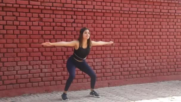 Video Girl Gym Suit Doing Balance Stability Lower Body Squat — Stok Video