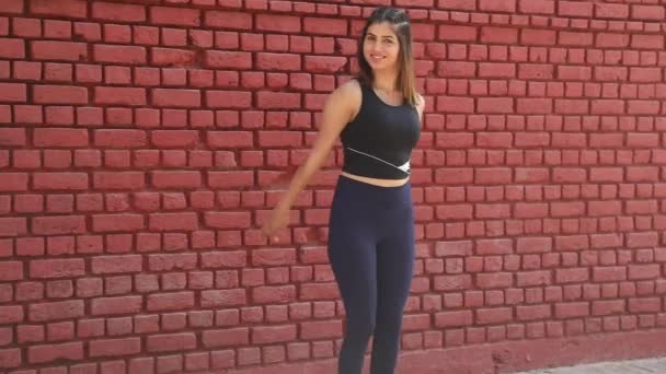 Stock Vidéo Fille Indienne Costume Gymnase Faisant Squat Pieds Ensemble — Video