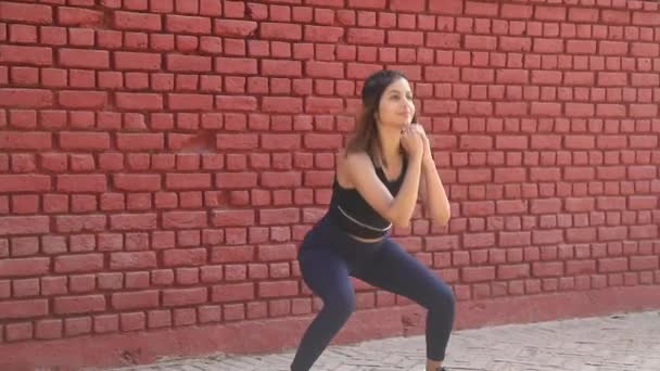 Wideo Indyjskiej Kobiety Stroju Siłowni Robi Squat Nogi Razem Szybkie — Wideo stockowe