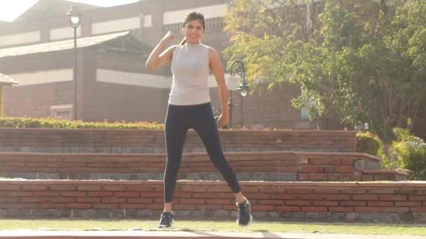 Video Footage Fit Woman Performing Standing Elbow Knee Crunch Workout — Vídeo de Stock