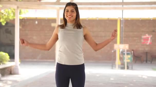 Nagranie Wideo Kobiety Robi Spalanie Tłuszczu Skakanka Ćwiczenia — Wideo stockowe