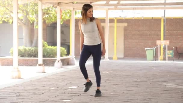 Imágenes Vídeo Mujer India Forma Realizando Ejercicio Cardiovascular Caminando — Vídeo de stock