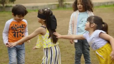 Park 'ta Gözbağı Oyunu Oynayan Oyuncuların Stok Videosu