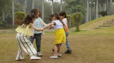 Çocukların el ele tutuşup daireler çizerken eğlendikleri videolar.