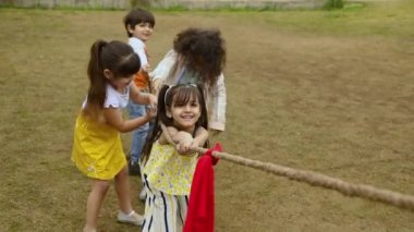 Hintli çocukların parkta ip çekerken eğlendikleri stok videoları.