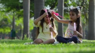 Sabun köpüğü üfleyen sevimli çocukların videosu