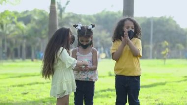 Koruyucu Yüz Maskesi Altındaki Üç Çocuğun Elleri Dezenfektanla Temizleme Videosu