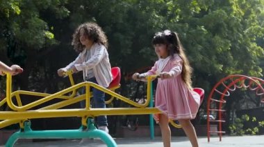 Parkta Tahterevallinin Üzerinde Oynayan İki Mutlu Çocuk